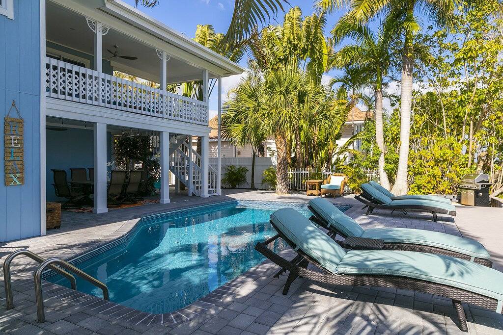 Island Getaway-on canal w/dock and heated pool/5 min walk to beach in Fort Myers Beach, Estero Island