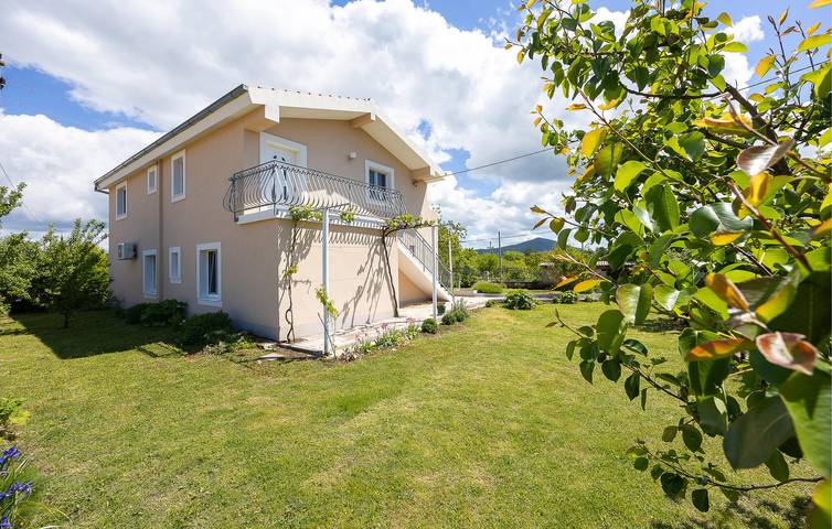 Ganze Ferienwohnung, Charmante 100 m² große Wohnung mit Terrasse, WLAN und Parkplatz in der Nähe des Flusses Cetina in Šestanovac, Makarska Riviera