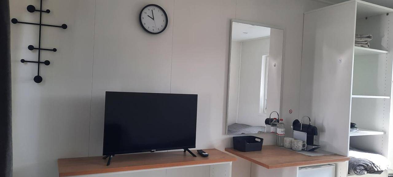 Ganze Wohnung, Surf Shack 2 - Zimmer mit Gemeinschaftsbad, Blick auf den Deich, Gemeinschaftsgarten und Wlan, 200m zum Strand, Parkplatz, Promenade in 10 Minuten erreichbar in Dahme, Ostholstein