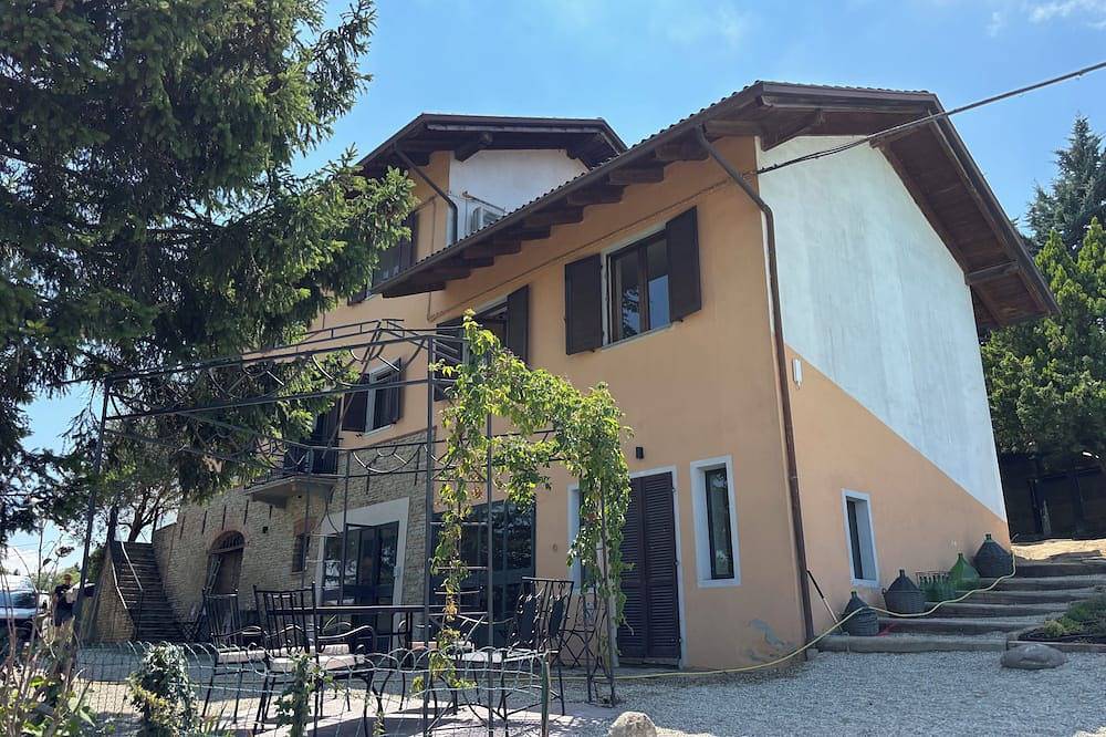 Relais Portaluna Serena / 1Br + Studio, Sleeps 4, Garden, Langhe Views in Mango , Langhe