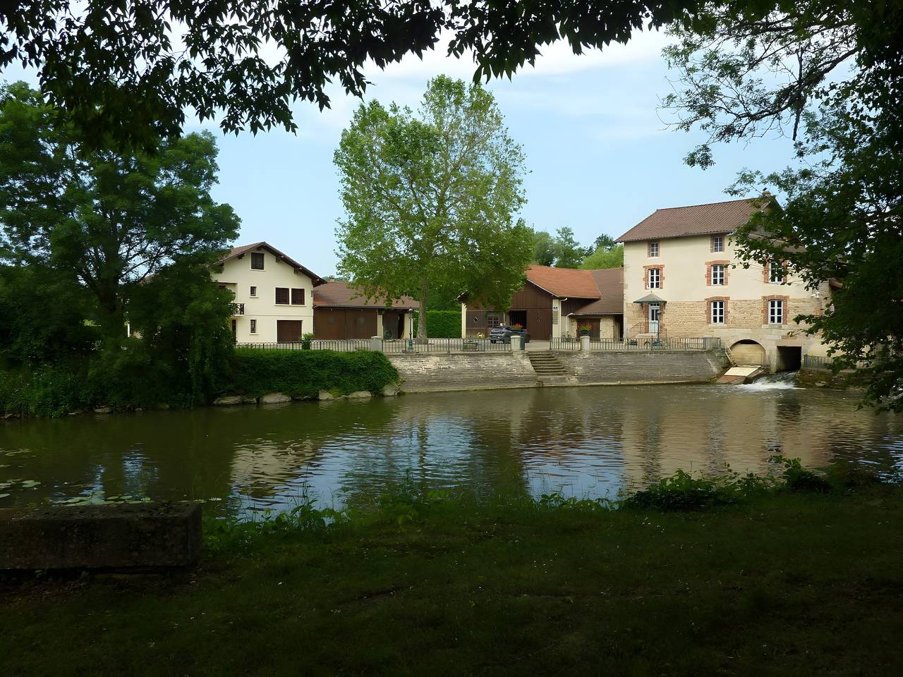 Vakantiehuis 'Gite Du Moulin De Veyriat' met gedeelde tuin, balkon en wifi in Lescheroux, Bourg-en-Bresse en omgeving