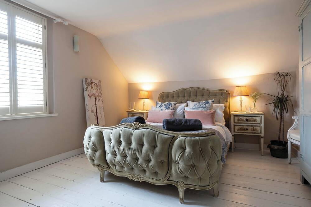 The Cook's Cottage: a coastal oasis w/outdoor kitchen, garden & cinema nr beach in Whitstable, Kent