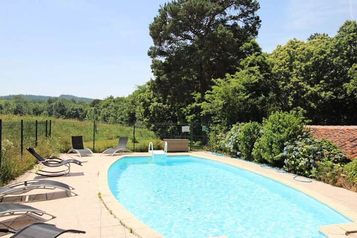 Gîte pour 10 personnes, avec jardin, animaux acceptés à Champagnac-la-Rivière - 2