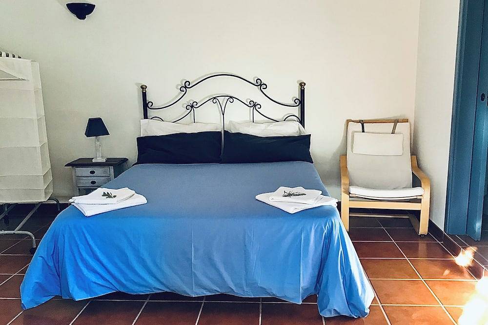 Appartamento intero, Piccolo studio: camera + bagno + angolo cottura, ingresso indipendente, giardino, piscina in Fuengirola, Costa del Sol