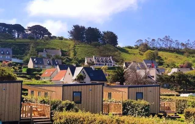 Gîte pour 4 personnes, avec piscine ainsi que terrasse et vue à Trélévern - 2