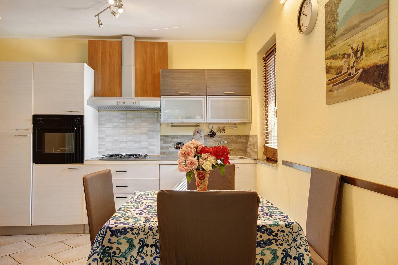 Appartement entier, Appartement 'Chateau Chatillon' avec vue sur les montagnes, terrasse privée et Wi-Fi in Châtillon (Village), Comune di Châtillon