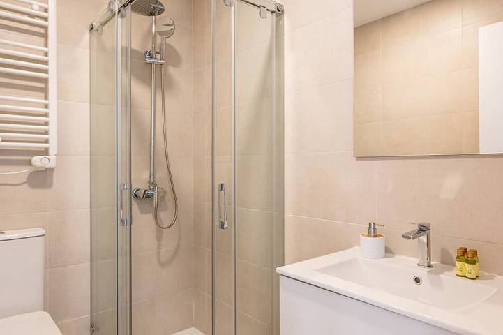Ganze Wohnung, Cuatro Caminos - 2 Bedrooms in Tetuán, Madrid