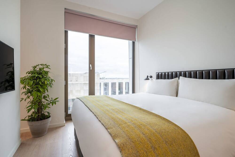 Modern and Accessible: Experience Amsterdam in Comfort, Near Museum Square in Amsterdam Zuid, Nordholland