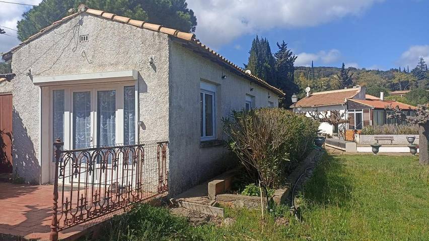 Location de vacances pour 5 personnes, avec terrasse ainsi que vue et piscine à Faugères