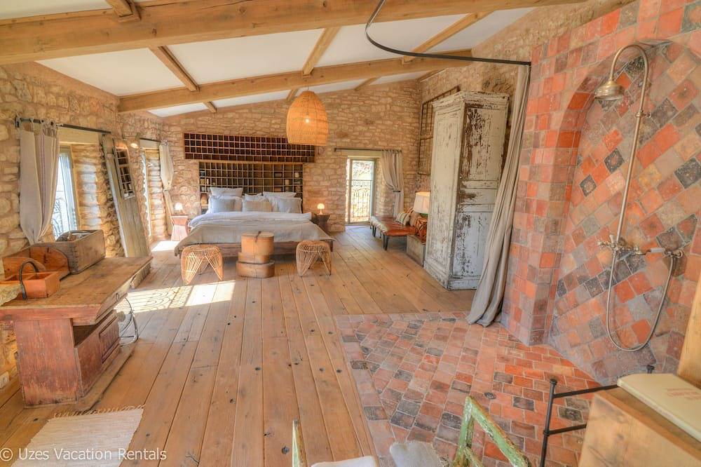 Charming and cosy South of France village stone house in La Capelle-et-Masmolène, Nimes und Umgebung