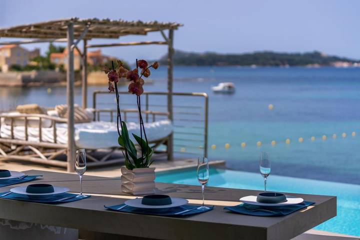 Location de vacances pour 8 personnes, avec vue ainsi que jardin et piscine dans Plage Du Rayolet - 3