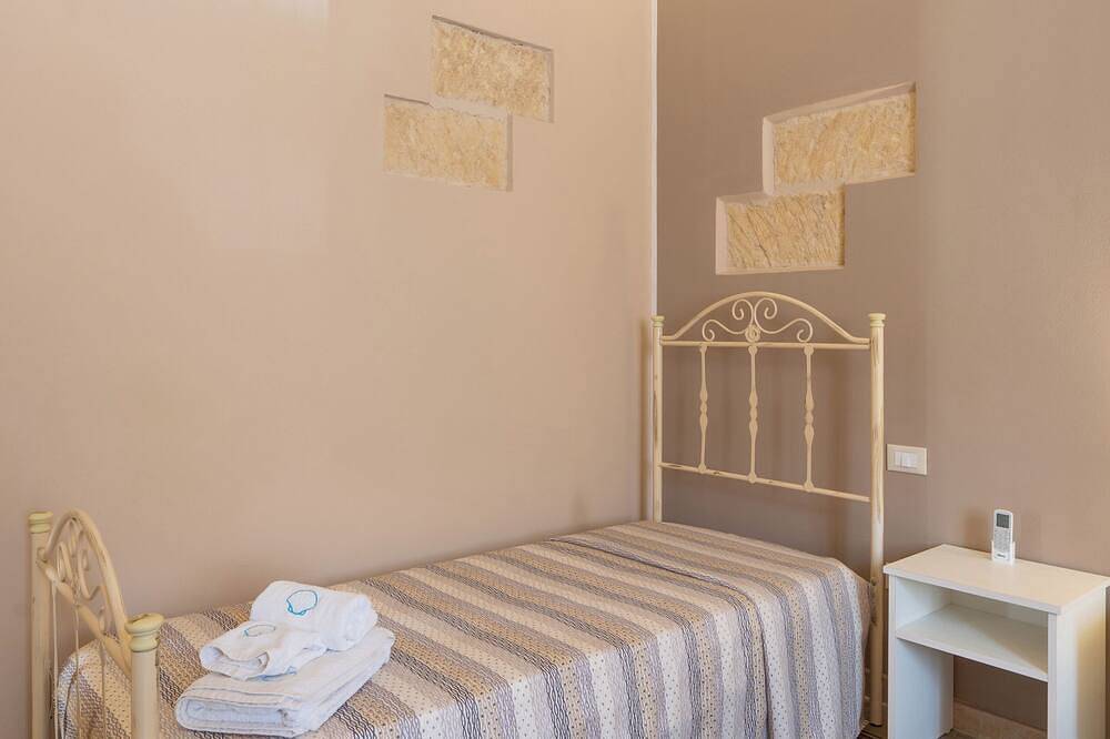 Entire apartment, Cozy, with garden, parking space, and 5 minutes from cornino bay beach in Custonaci, Trapani Province