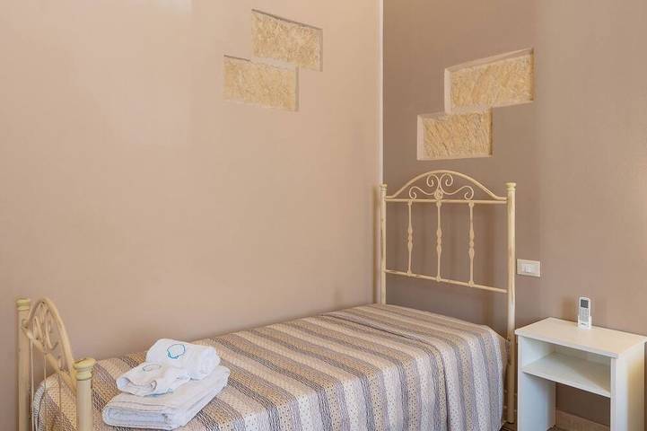 Appartement entier, Cozy, with garden, parking space, and 5 minutes from cornino bay beach in Custonaci, Province de Trapani