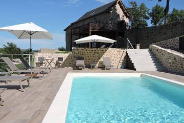Gîte pour 9 personnes, avec jardin et jacuzzi à Lugan