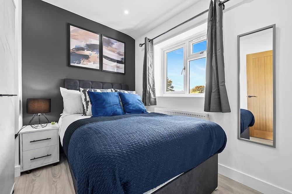 New! Driveway Parking, Warwick Castle, M40, in Warwick, Warwickshire