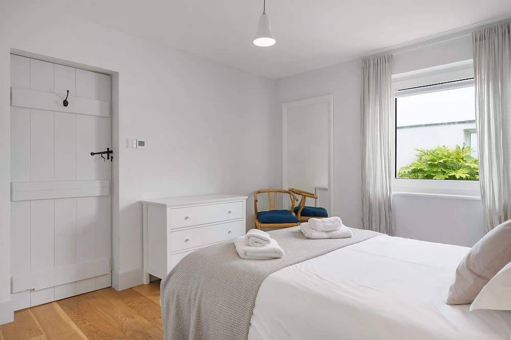Stylish Home with Parking, Minutes from Beach in Bude, Cornwall