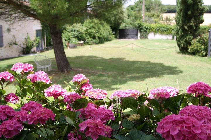 Gîte pour 2 personnes, avec piscine ainsi que terrasse et jardin à Saint-Coutant-le-Grand