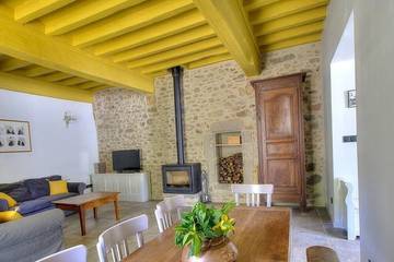 Location de vacances pour 6 personnes, avec jardin à Villechenève