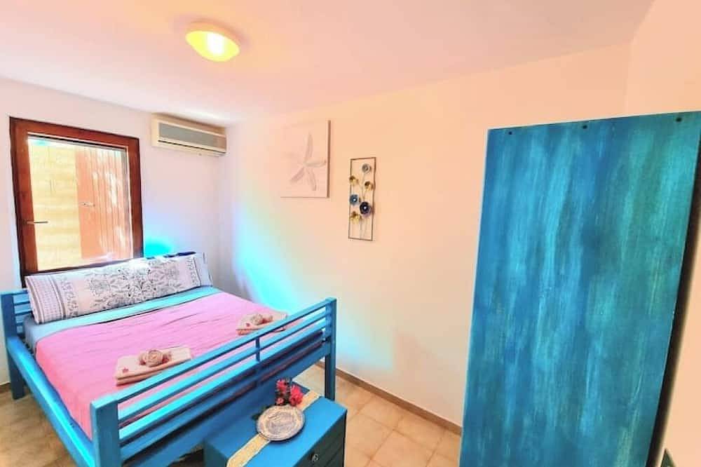 4 min walk to the beach! Cosy home with lush patio. in Solanas, Comune di Sinnai