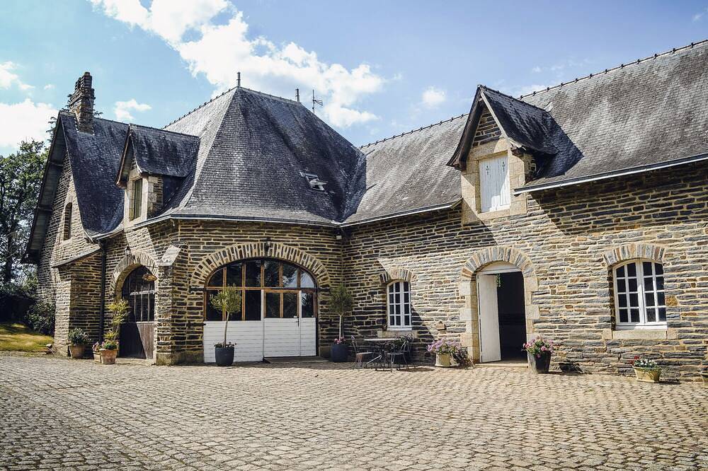 Grande Maison et Salle Bal  situé au sein d'un domaine privé, piscine , tennis . in Saint-Just (Ille-et-Vilaine), Région de Redon