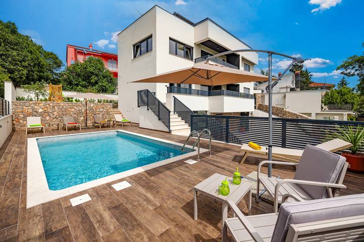 Dom wakacyjny dla 8 osób, z sauna i basen oraz balkon i widok na ocean, Dla rodziny w Novi Vinodolski