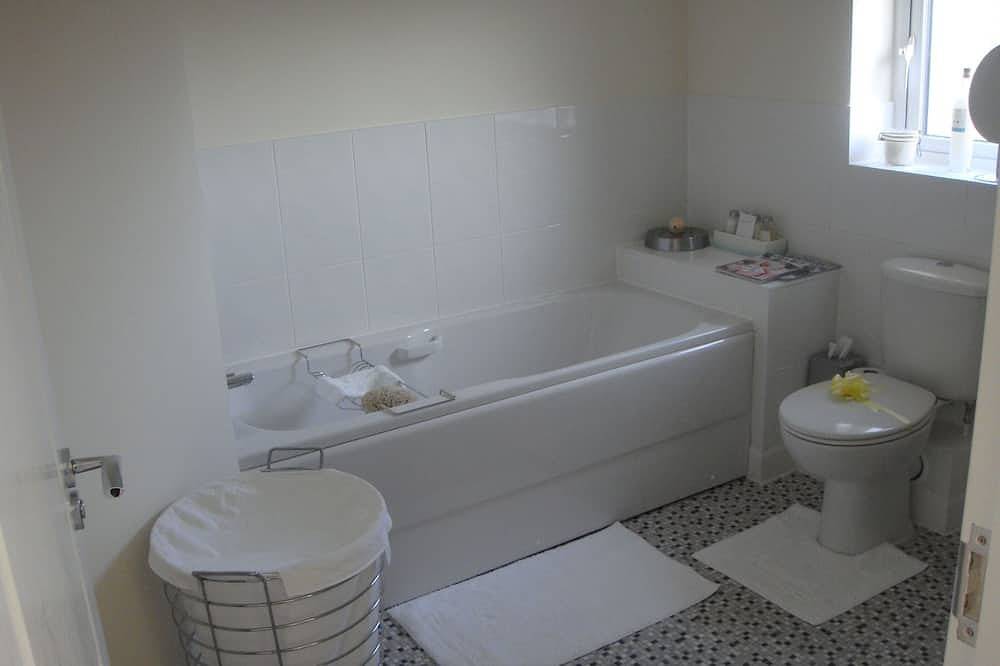 Lakeside very large double en-suite bedroom with fabulous views and facilities in Hampton Hargate and Vale, Peterborough