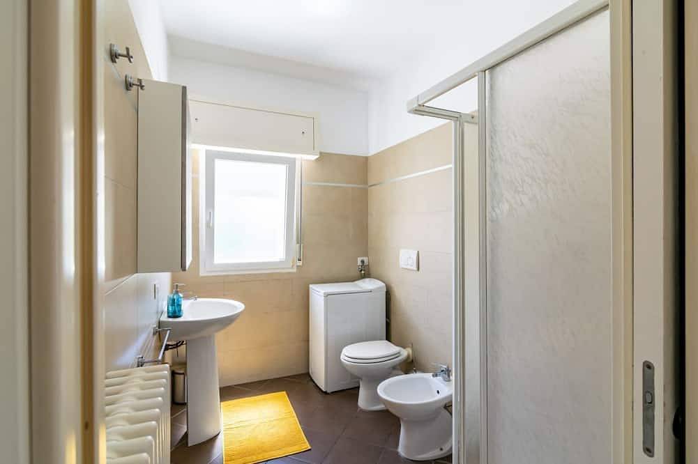 Ganze Wohnung, Guesthost - 100 meters from the sea and 2 km from the fair, our apartment is located on the second and last floor of a building with a lift (Not suitable for disabled people). There are two steps at the entrance.In 45 m2 of space it comfortably accommoda in Rimini, Rimini Provinz