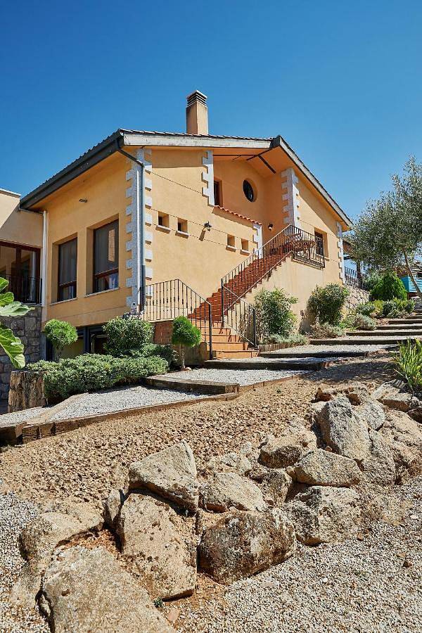 Casa rural para 6 personas, con Balcón y Terraza además de Jardín y Piscina en Pedrezuela - 2