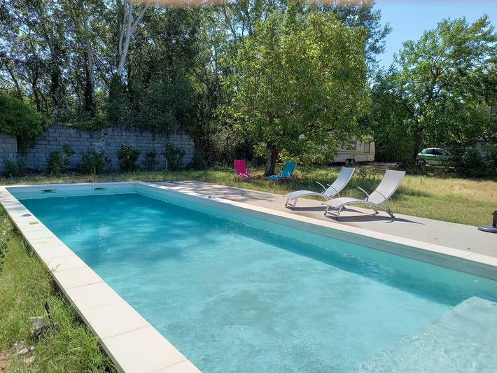 Appartement de vacances pour 4 personnes, avec piscine ainsi que terrasse et jardin