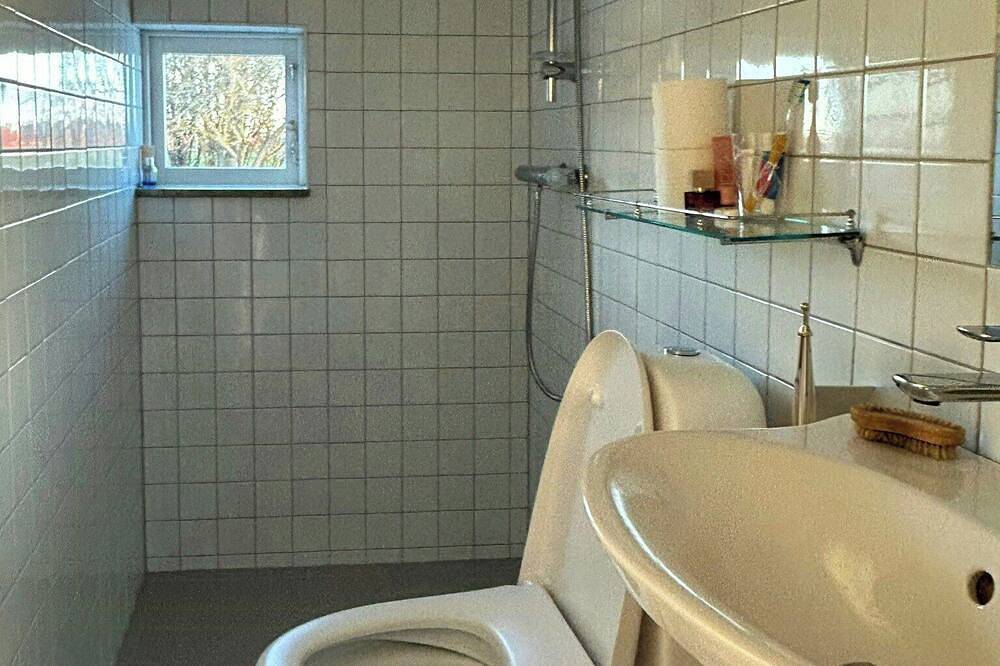 Kleines Haus zwischen Apfelbäumen in der Nähe des Vätternsees in Ödeshög, Vättern