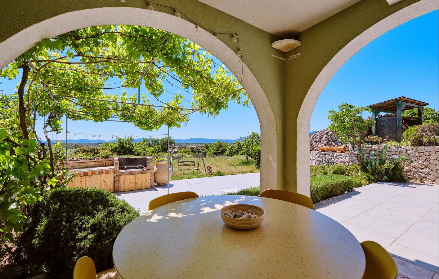 Gemütlich, 1,5 km von der Küste entfernt: Modernes Apartment mit WLAN, Klimaanlage und Terrasse in Lošinj, Cres