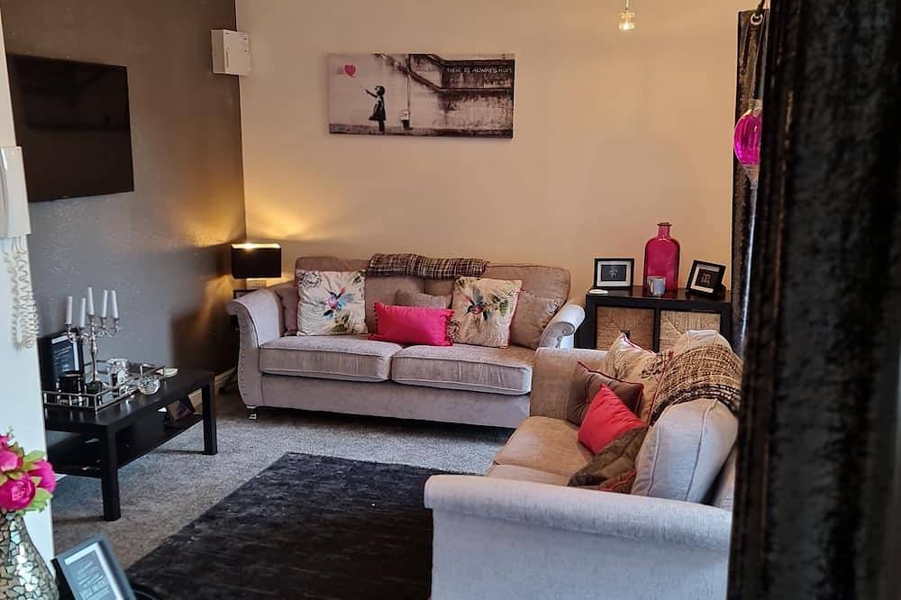 Woodland romantic hideaway - but only 15 mins to city centre!\n in Nuthall, Nottinghamshire