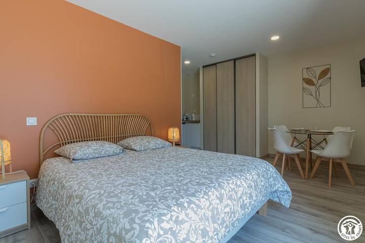 Gîte pour 2 personnes, avec Jacuzzi et Terrasse ainsi que Jardin et Piscine