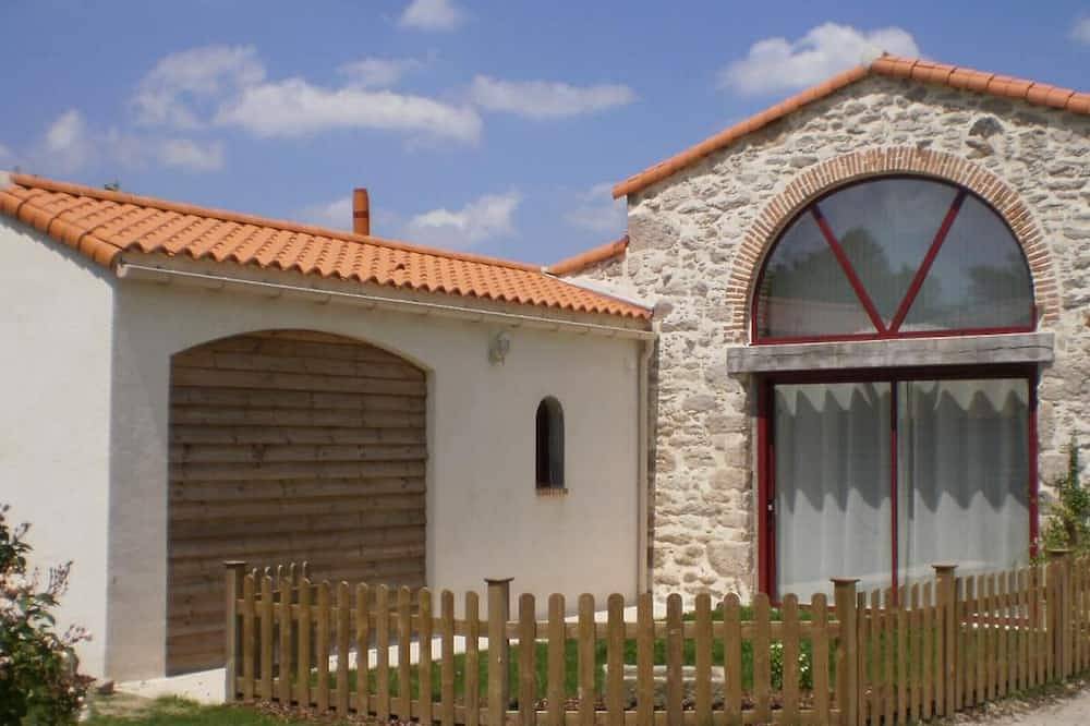 Gîte rénové mitoyen Pmr, 3 chambres, terrasse, proche nature in La Gaubretière, Vallée de la Loire