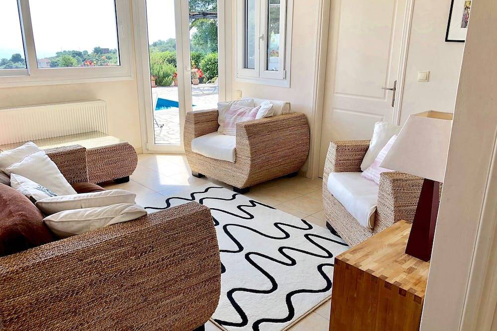 Schöne 3-Zimmer-Villa mit Blick auf Ionischen Meer, mit eigenem Schwimmbad. in Pelekas, Korfu