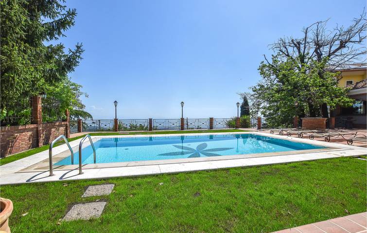 Apartamento con vistas al mar, piscina y terraza in Zafferana Etnea, Etna