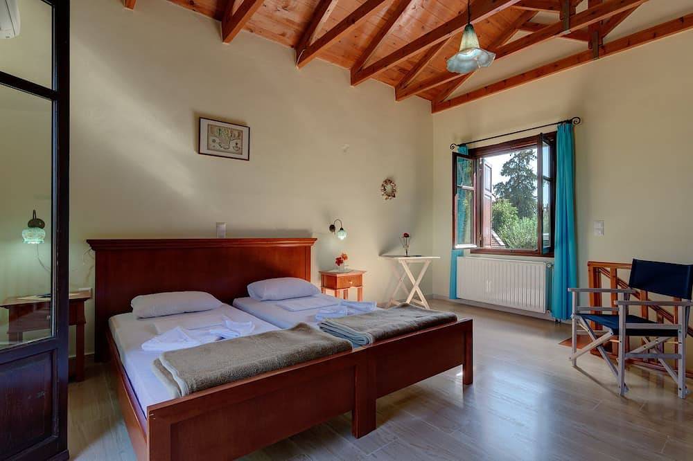 Small village house, shared pool and views of the countryside and sea in Douliana, Vamos