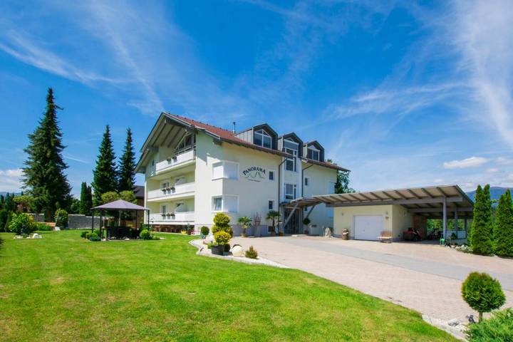 Ferienwohnung für 5 Personen, mit Balkon und Terrasse sowie Garten und Pool