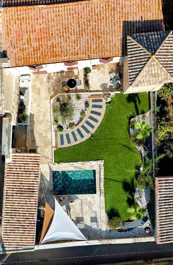 Gîte pour 2 personnes, avec Jacuzzi et Terrasse ainsi que Jardin et Piscine à Corneilhan