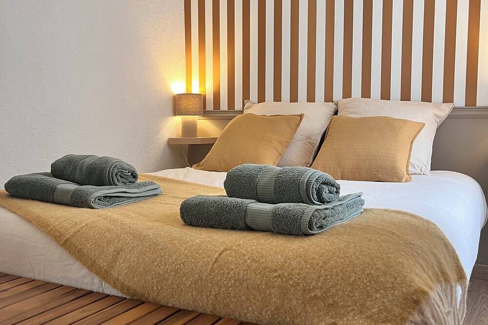 Entire apartment, Bright T3 apartment - downtown - parking in Dol-de-Bretagne, Saint-Malo region