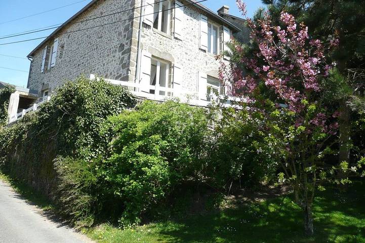 Gîte pour 5 personnes, avec jardin et terrasse à Augères