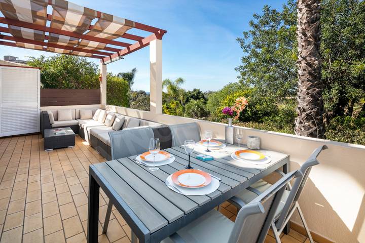 Ferienwohnung für 4 Personen, mit Balkon und Terrasse sowie Pool in Estômbar