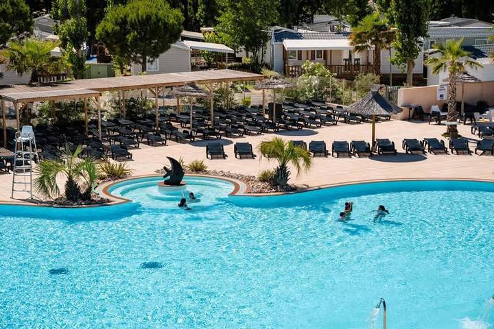 Camping pour 4 personnes, avec Jacuzzi et Terrasse ainsi que Jardin et Piscine à Valras-Plage