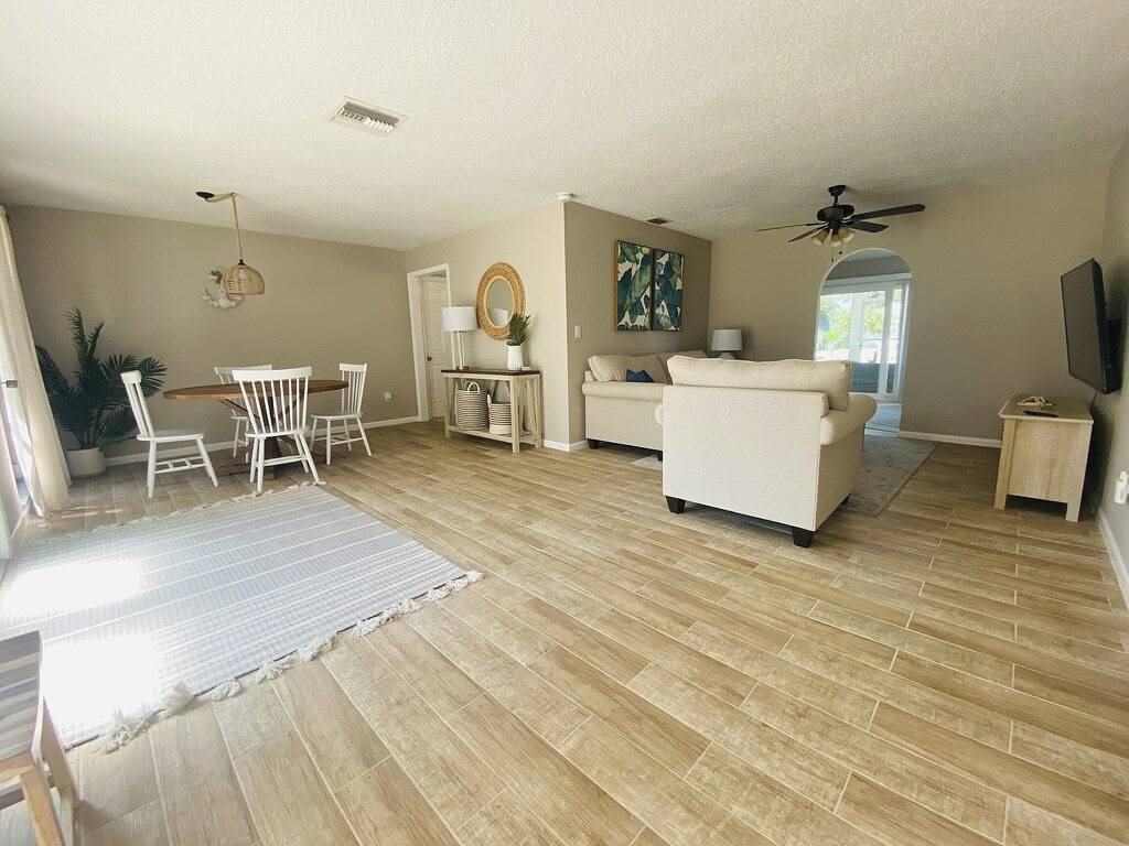 Cozy waterfront minutes from the beach! Great fishing, Inground Saltwater Pool in Iona, Southwest Florida