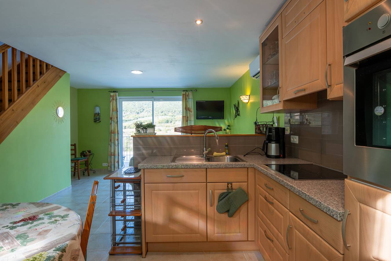 Appartement entier, Beau domaine en plein sud de l'ardeche avec grande piscine, bbq, jeux in Lagorce, Ardèche