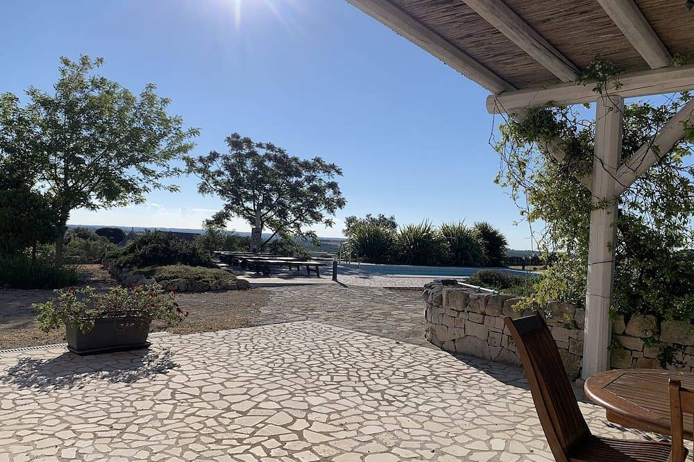 Trulli Bianchi. Caratteristico in pietra con piscina privata e vista panoramica in Comune di Alberobello, Provincia di Bari