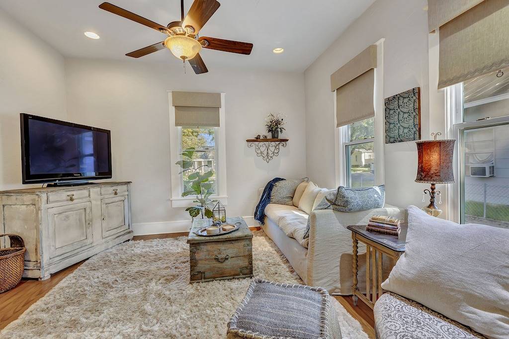 “Henry’s Haus” | Walk to Main | Pet Friendly! in Gillespie County