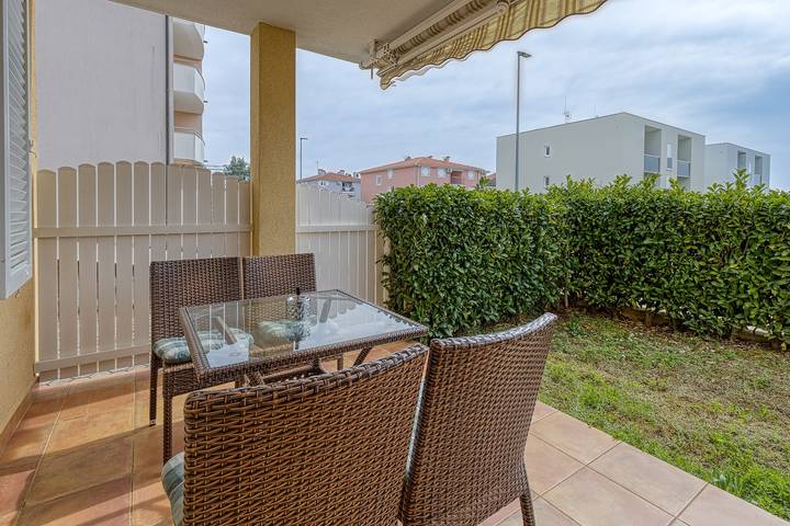 Ferienwohnung für 5 Personen, mit Balkon/Terrasse und Garten in Karigador