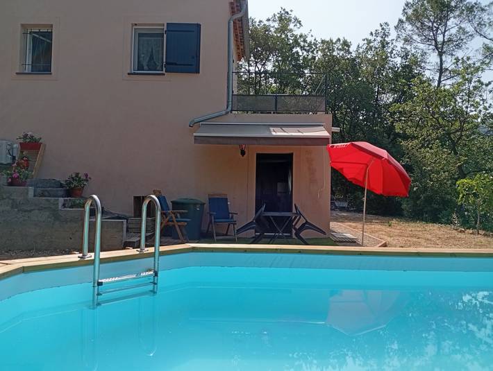 Gîte pour 2 personnes, avec terrasse ainsi que jardin et piscine