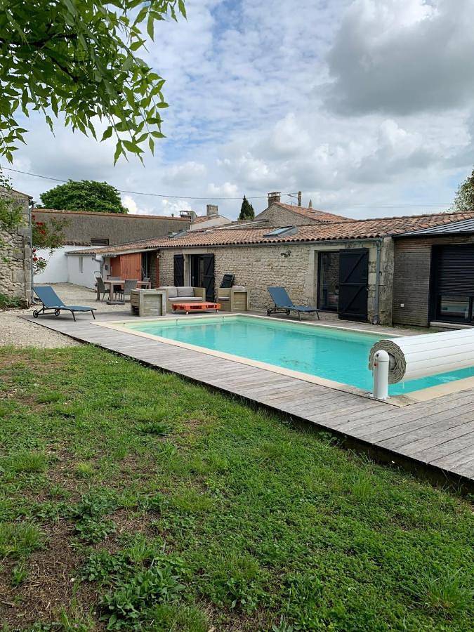 Location de vacances pour 6 personnes, avec jardin et piscine à Barzan